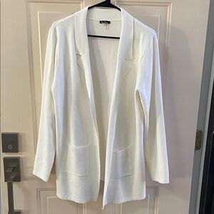 Women’s buttonless cardigan with pockets